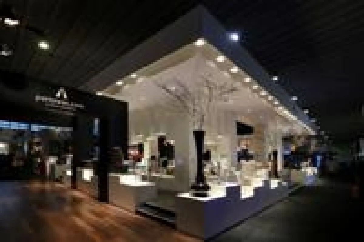 Podeste von oben und unten: Wie ein Museum wirkte der 410 m² große Messestand der Party Rent Group