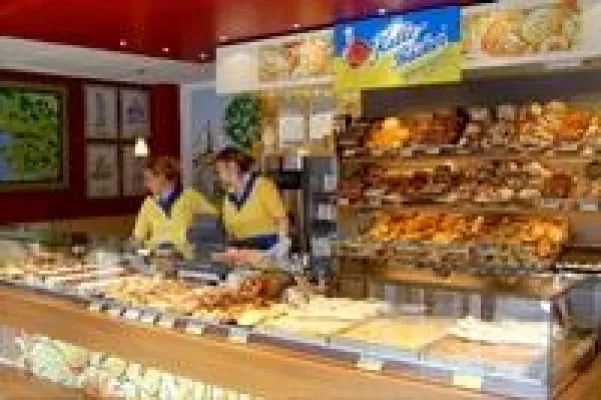 Bild: Willkommen im Genussreich - neugestaltete Kalle-Bäcker-Filiale in Büsum