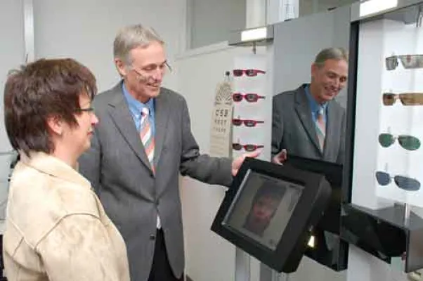 Bild: Hennefer Optiker rüstet auf: Maßgeschneiderte Brillen durch 3-D-Videoanpassung