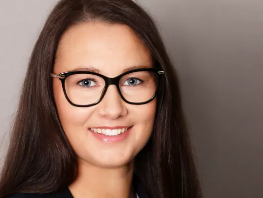 Bild: Carina Holzmann über die Bedeutung des internen Wissensmanagements