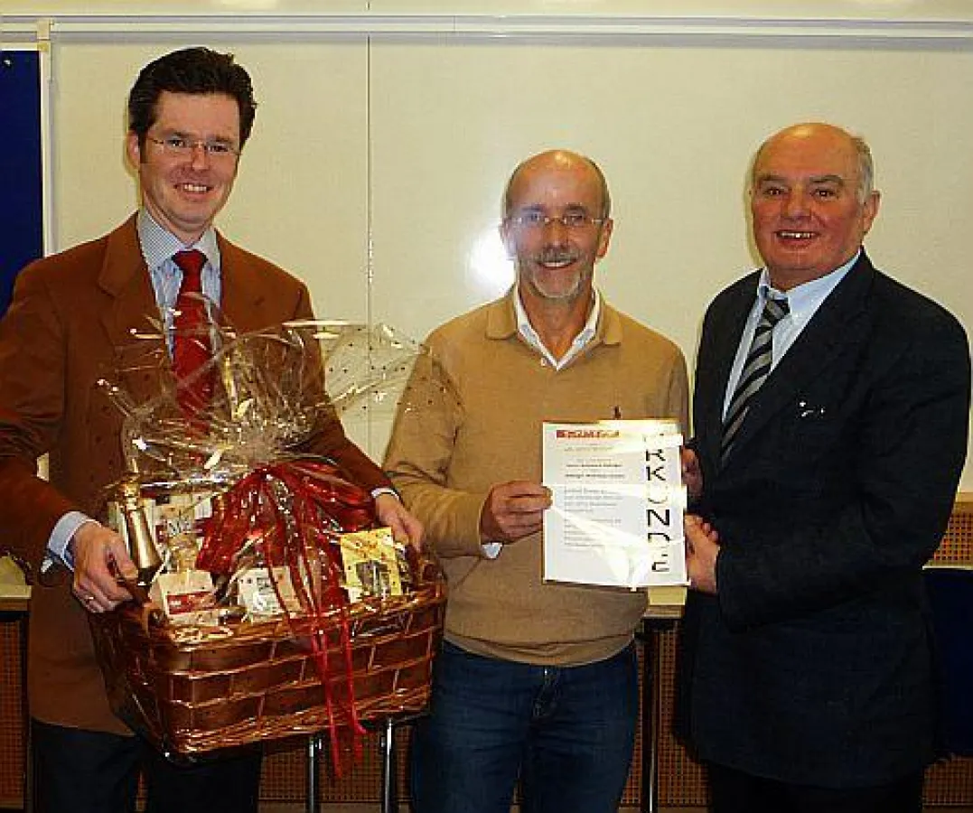 (Mitte) Reinhard Aldinger, Gratulanten Adam Diener (re) und Dr. Markus Fell (li) von OPTA Massivhaus