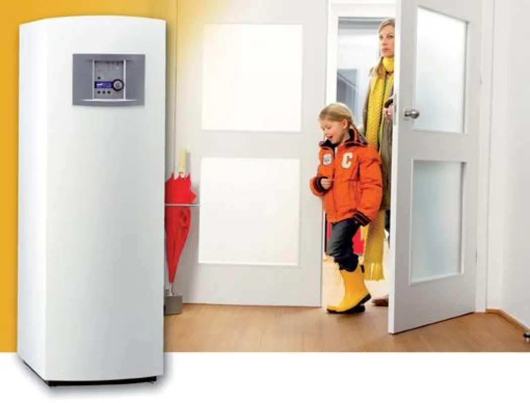 Beim Heizen mit einer Wärmepumpe lassen sich in einem durchschnittlichen Fünf?Personen?Haushalt im Vergleich zum Heizen miteinem alten fossilen Heizkessel jährlich etwa 1.000 Euro Energiekosten sparen