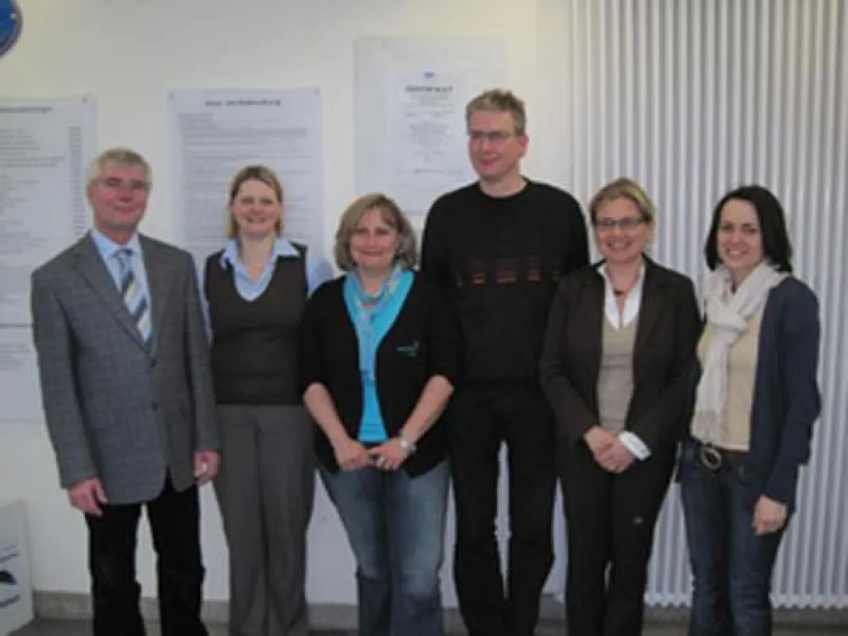 Die Urkunde an der Badekasse darf ein weiteres Jahr hängen bleiben. Die Prüfer des TÜV-Rheinland , im Bild (von links) mit Werkleiter Gerhard Geiger, Marketingchefin Barbara Meier und Qualitätsmanagem