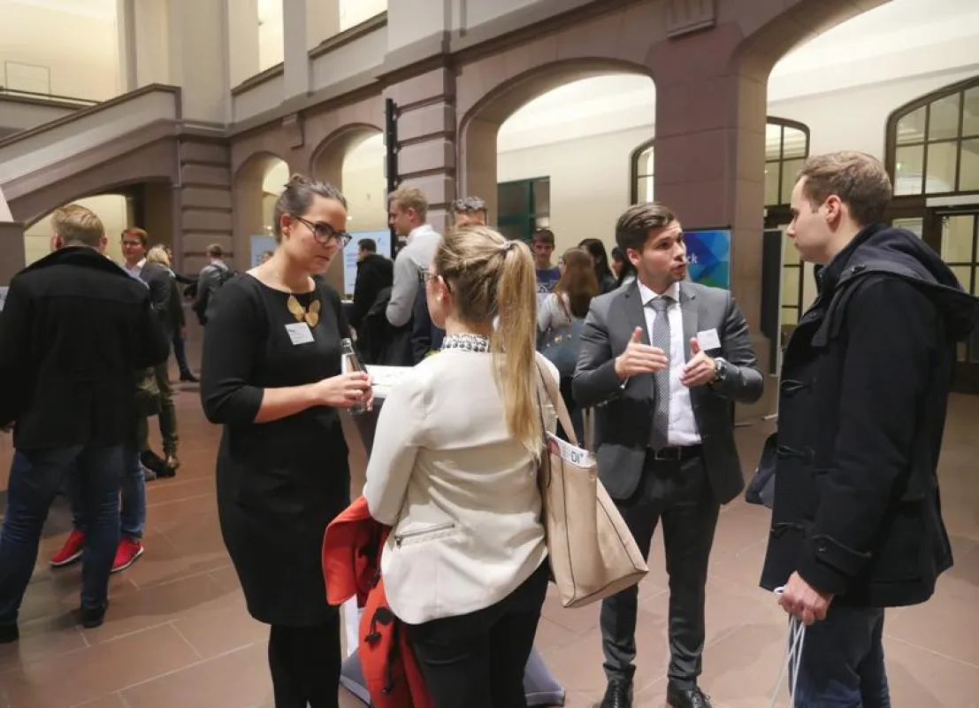 Netzwerken beim Get-together im Lichthof der HAWK in Holzminden (HAWK)