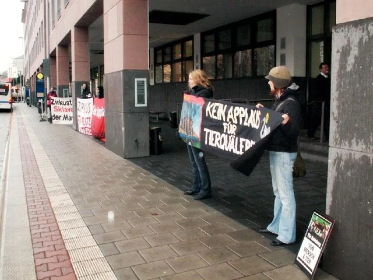 Mahnwache vor Gericht - Tierrechtler demonstrieren gegen Tierhaltung im Zirkus