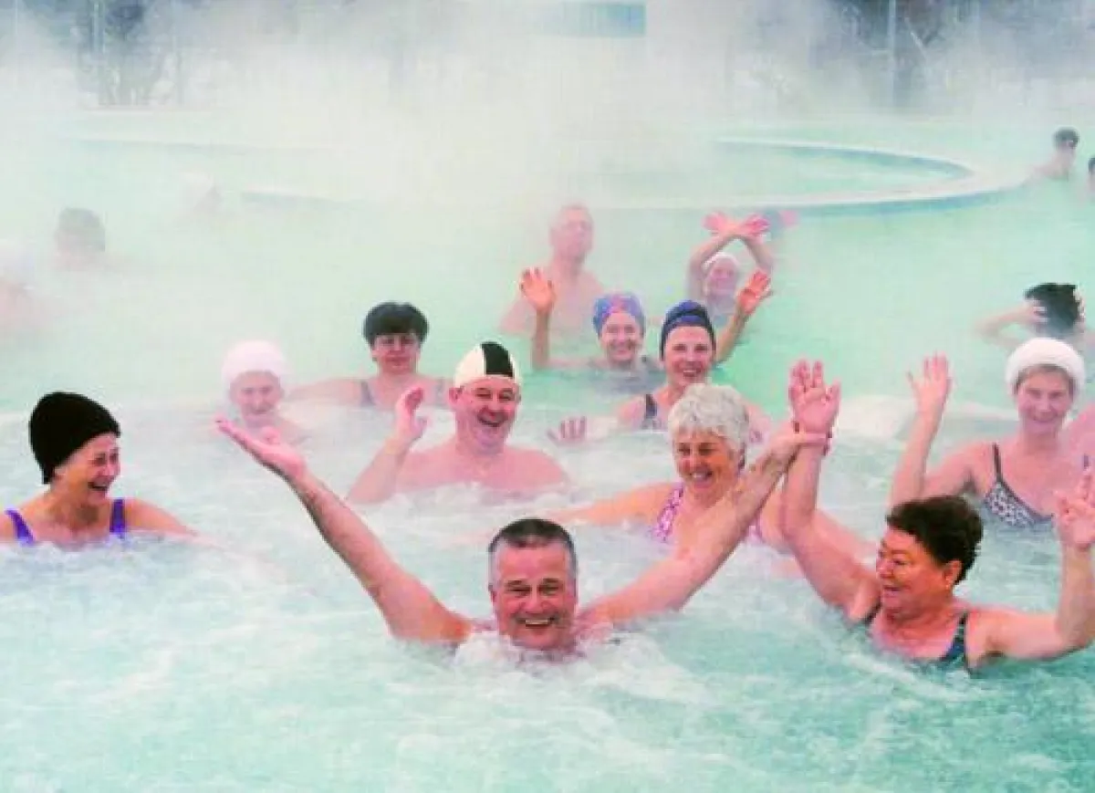 Gut gelaunte Senioren in den Bad Füssinger Thermen: Für immer mehr Rentner ist Europas beliebtestes Heilbad als Alterswohnsitz die erste Wahl. Foto:  Kurverwaltung Bad Füssing