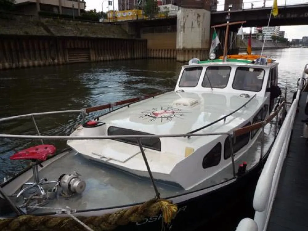 Sportboot Oskar im Duisburger Innenhafen