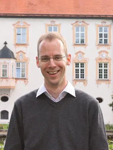 Bild: Salesianerbruder betreibt Öffentlichkeitsarbeit