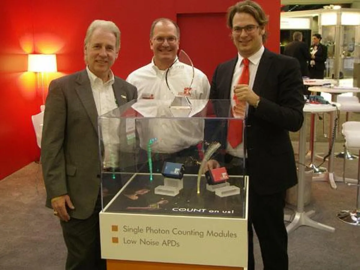 Übergabe des PTB Awards für die Photonenzähler der COUNT Serie