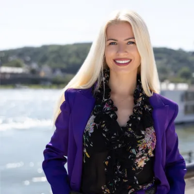 Bild: Partnervermittlung Perfektes Paar: Die Brücke zwischen Ost und West