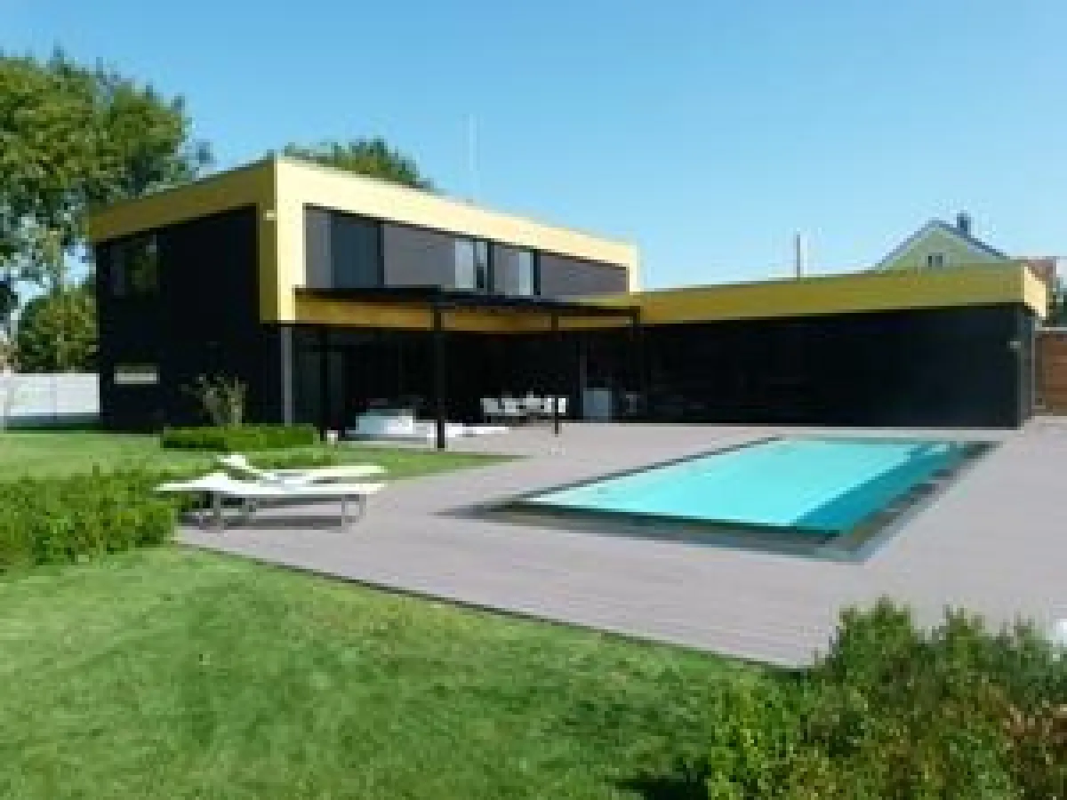 Für die ungewöhnliche Optik wurden 300 Liter tiefschwarze und 40 Liter goldene Farbe in jeweils zwei Schichten aufgetragen.