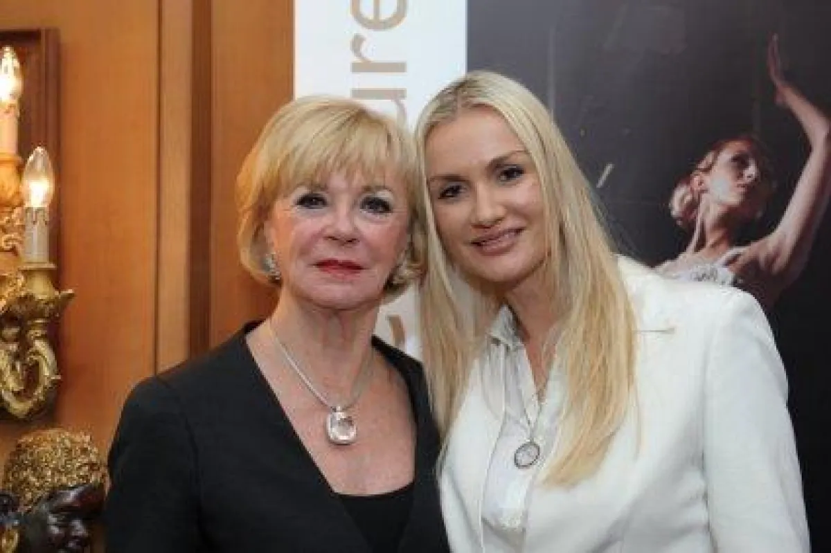 1. OWL Ladies Lunch: Schirmherrin Liz Mohn und Gastgeberin Christina Duxa