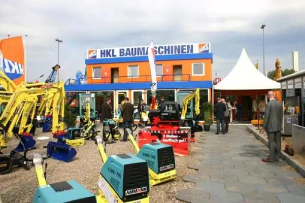 Bild: HKL BAUMASCHINEN zeigt viele Produkt-Neuheiten auf der NordBau 2009 (Stand F 1542)