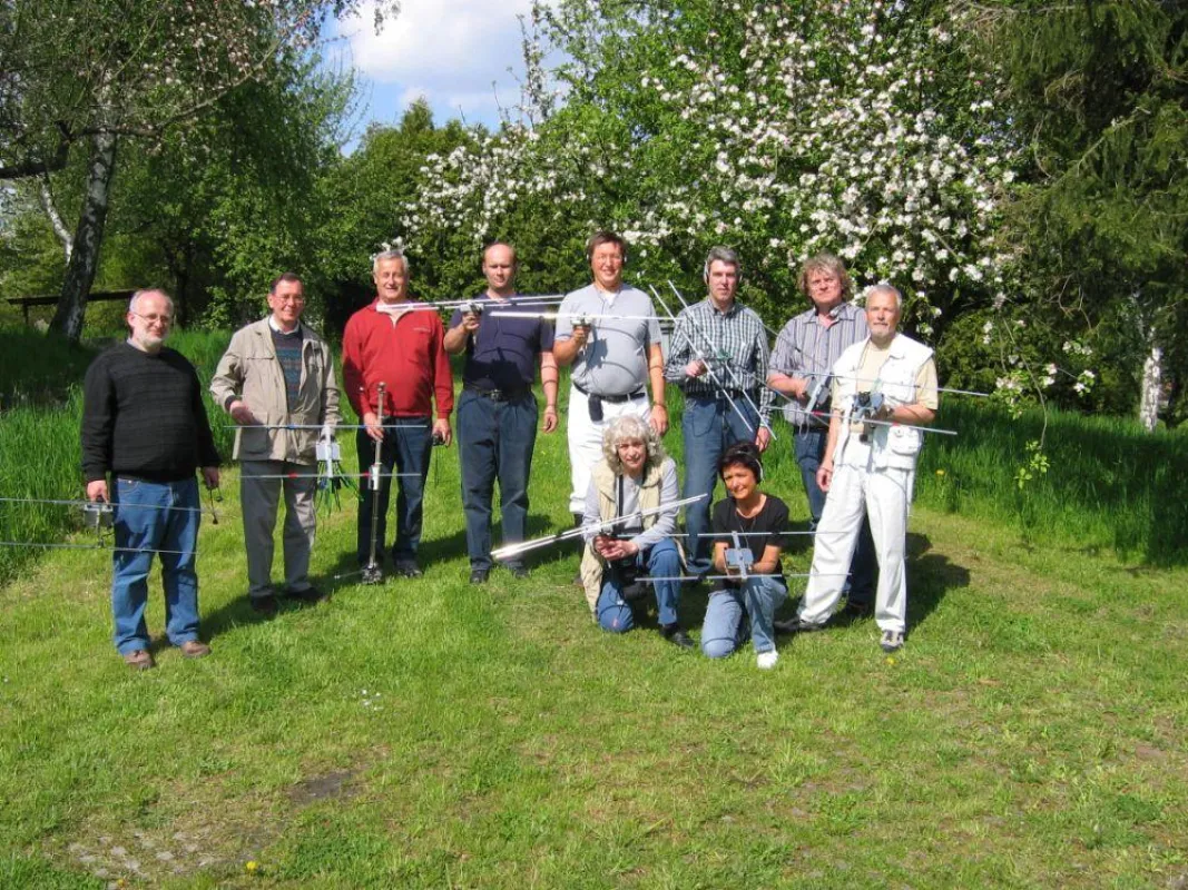 Legende zu beiliegendem Foto (von links nach rechts):  Franz Holzmann, Hans Klier, Kurt Rohm, Robert Troll, Ronald Bachfischer, Frieda Werner (kniend), Hans Hörl, Doris Bachfischer (kniend), Peter Lüt