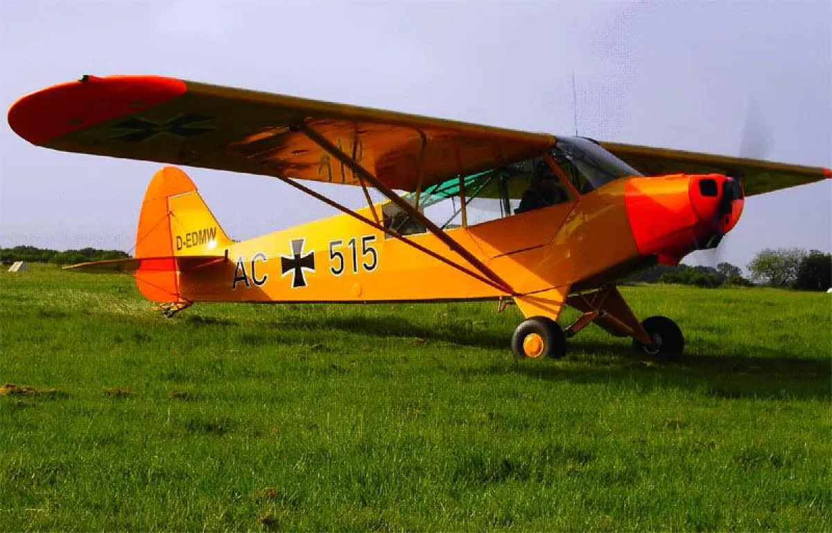 Thomas Liedtke nach erfolgreichem Testflug mit der restaurierten Piper PA-18 auf dem Flugplatz Krefeld-Egelsberg