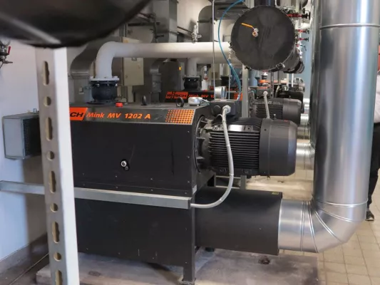 Kostenreduzierung durch moderne Vakuumzentralanlage Bild: Kostenreduzierung durch moderne Vakuumzentralanlage