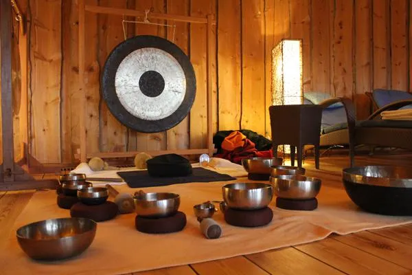Bild: Klangmassage, Trommel und Pianomusik – Klangreisen in der Sauna