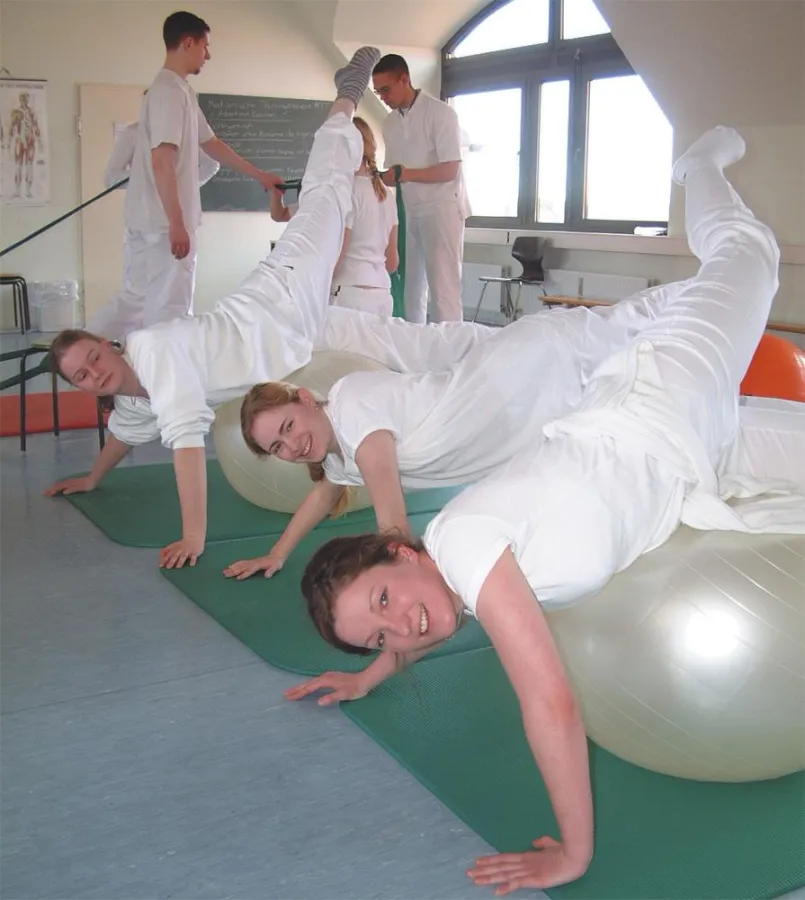Gesundheitsberufe sind gefragt: Physiotherapieschüler im Unterricht (DIE SCHULE)