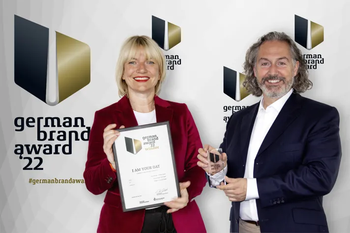 Bild: Wegner & Partner erhält German Brand Award für die I AM YOUR OAT Markenentwicklung. 