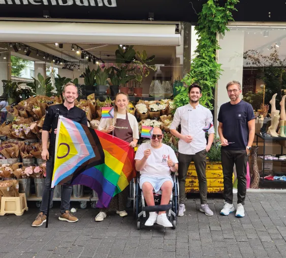 Rheinstraße setzt zum Crefelder CSD gemeinsam ein Zeichen für Vielfalt Bild: Rheinstraße setzt zum Crefelder CSD gemeinsam ein Zeichen für Vielfalt