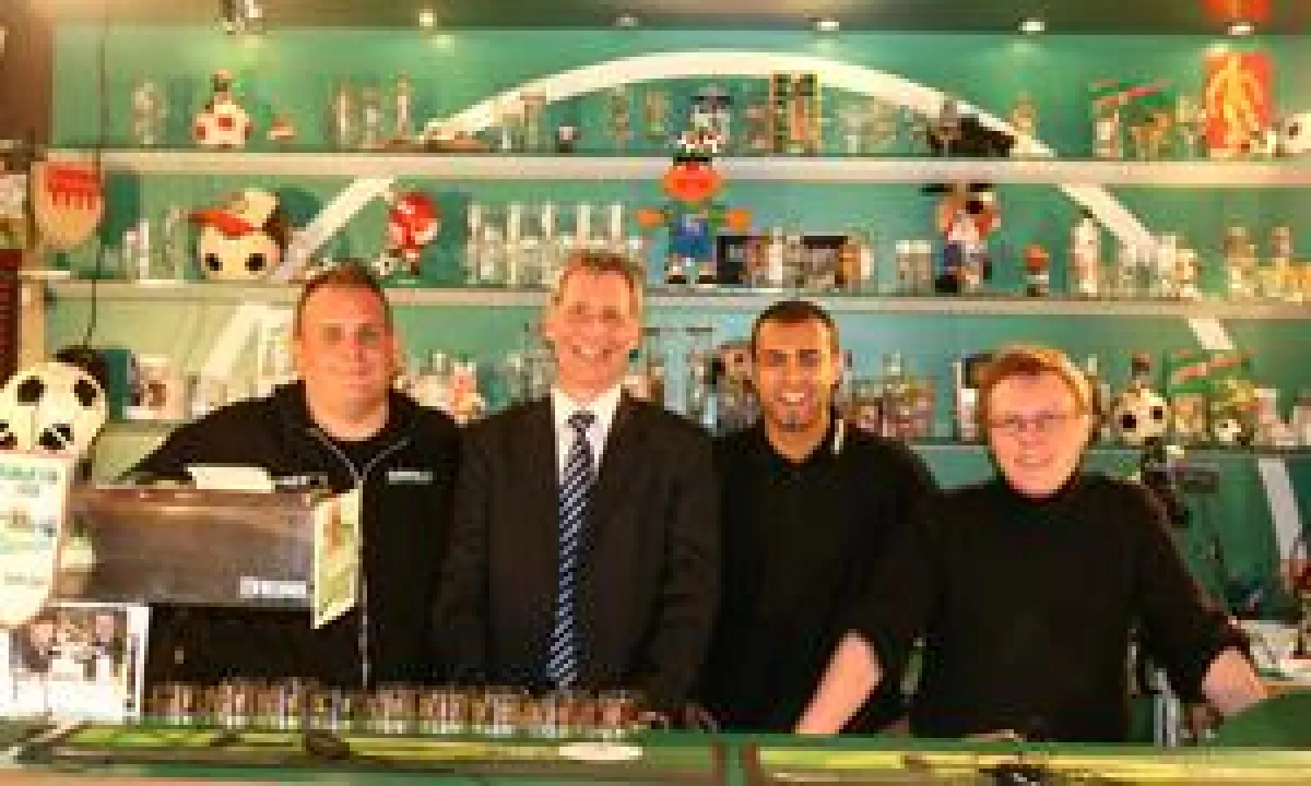 Produzieren gemeinsam ?Heimatfußball?(v.l.n.r.) aus der 11 Freunde-Bar in Essen: trafema.TV-Chef Christian Paul Stobbe, Chefredakteur center.tv Ruhr Stephan Born, trafema.TV-Moderator Akram Khader und