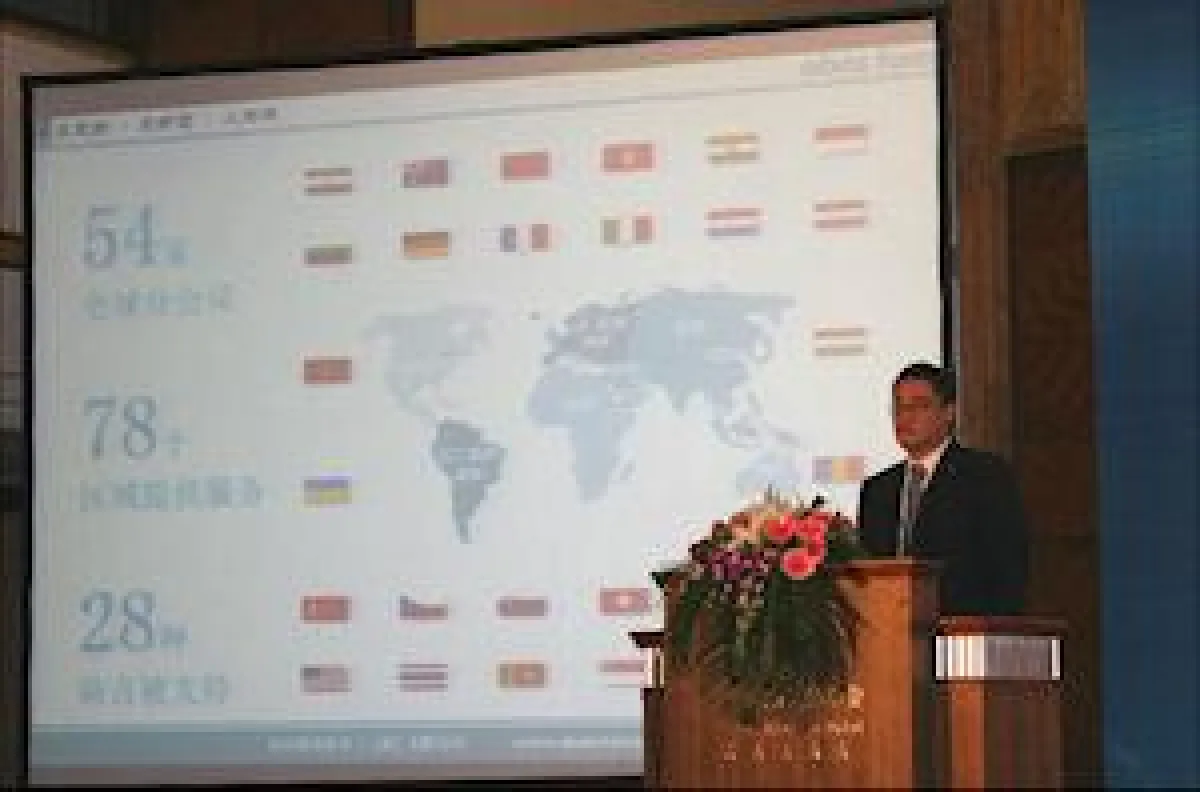 Forrest Yang, Geschäftsführer, stellt die 30- jährige Unternehmenshistorie der ABAS Software AG vor
