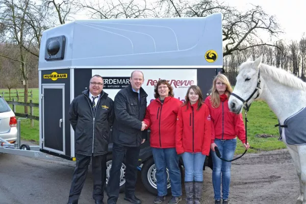 Bild: Humbaur Pferdehänger an glückliche Gewinner übergeben