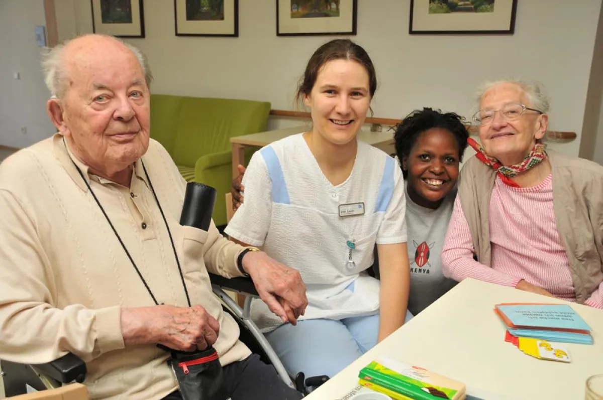 Bewohner des IB-Seniorenheimes Haus Benedikt mit ihren Pflegekräften (Foto: Eder)