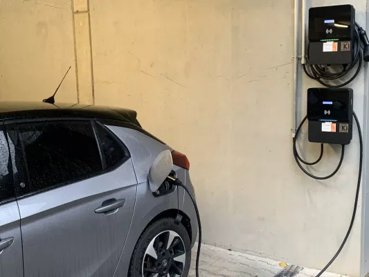 Bild: Neue Stromtankstellen für Mitarbeiter