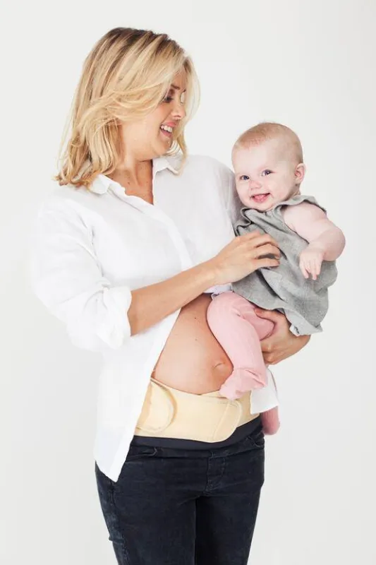 Während der Schwangerschaft stützt und entlastet der „Belly Helper“ Bauch und Rücken