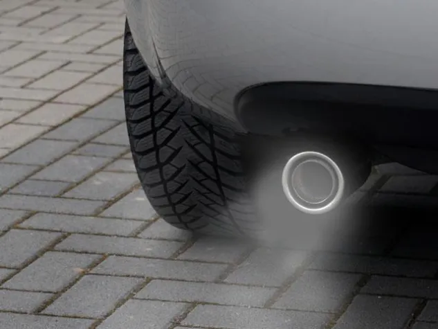 Bild: CO2-Ausstoß beim eigenen Auto - Den meisten unbekannt – aber entscheidend beim Neuwagenkauf