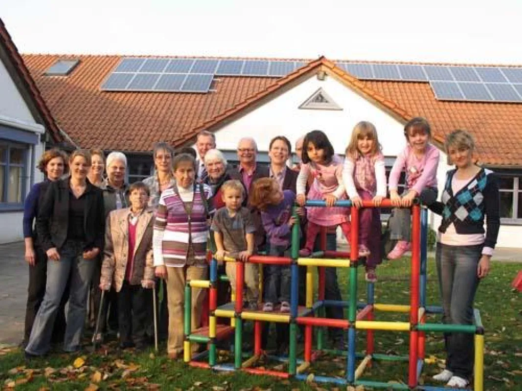 Die Projektbeteiligten freuen sich über die Photovoltaikanlage (Foto: Stadt Ahlen)