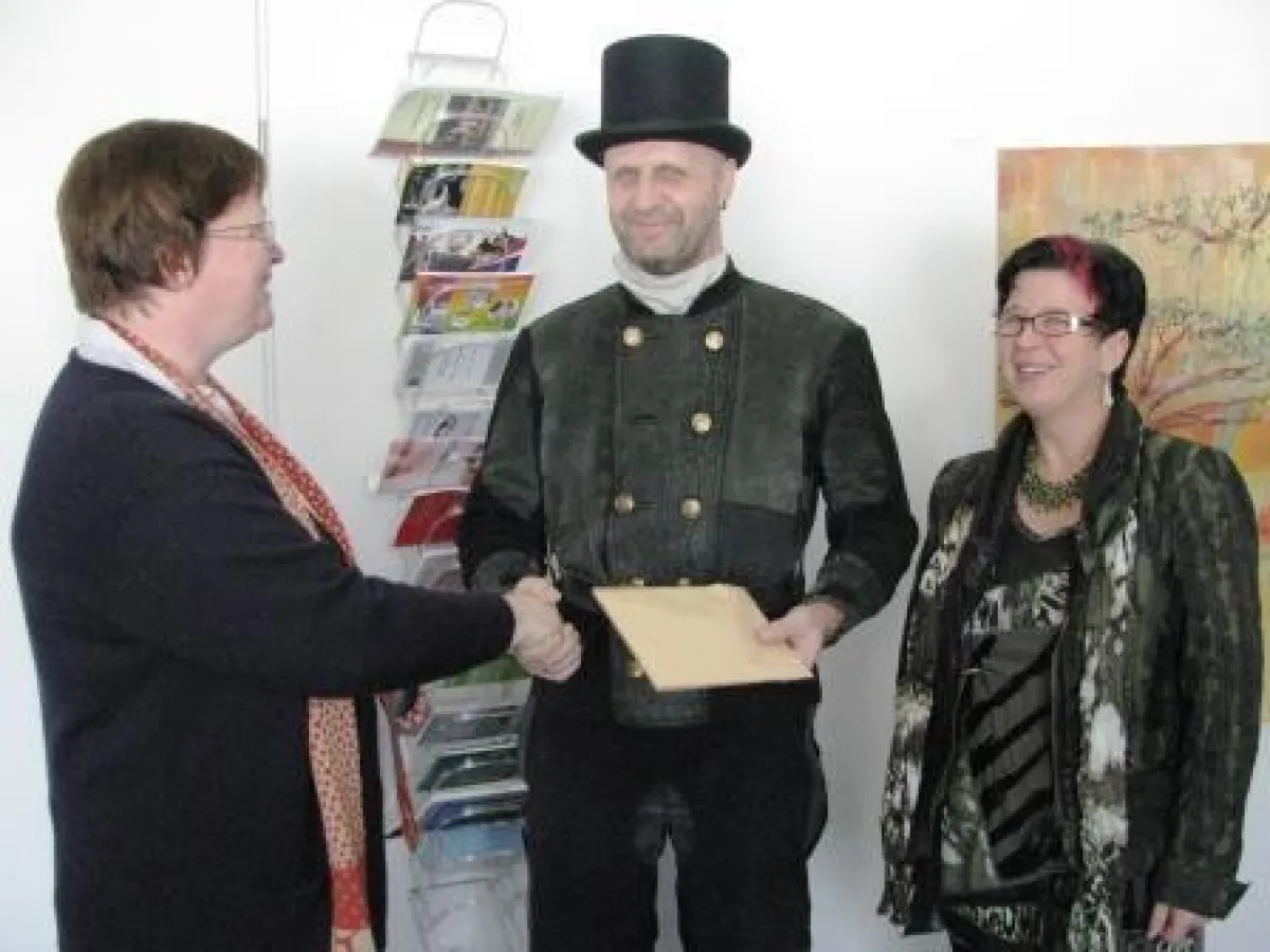 Vereinsvorsitzende Jutta Burchard (links) nimmt die Spende von Schornsteinfeger Michael Kautz und Ehefrau Petra entgegen.