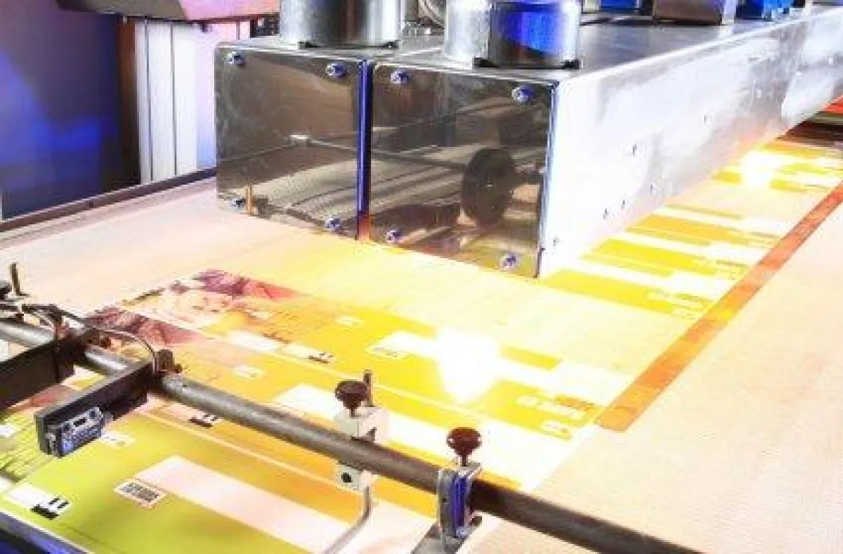 IR-Strahler, UV-Lampen und UV-LEDs härten Druckfarben