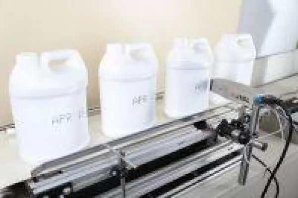 Bild: Lohnfertigung für Reinigungsmittel bei Assindia Chemie - wann Outsourcing Sinn macht