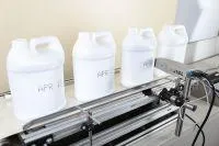 Bild: Lohnfertigung für Reinigungsmittel bei Assindia Chemie - wann Outsourcing Sinn macht