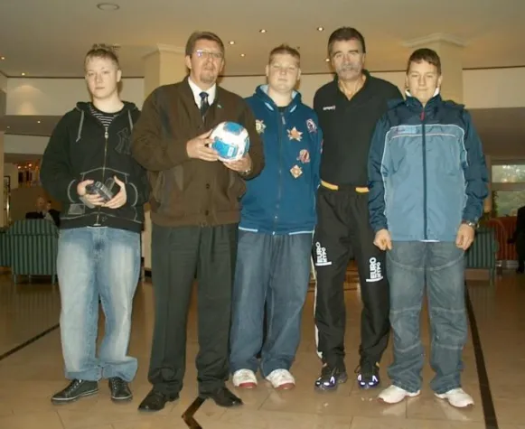 Bild: Die Handballweltmeisterschaftsmannschaft trifft das Spacecartour-Team beim Weltcup in Halle