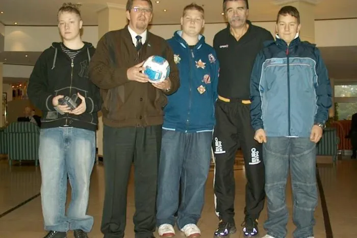 Die Handballweltmeisterschaftsmannschaft trifft das Spacecartour-Team beim Weltcup in Halle Bild: Die Handballweltmeisterschaftsmannschaft trifft das Spacecartour-Team beim Weltcup in Halle