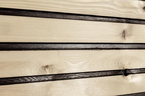 Bild: Fassadenprofile mit dauerhaft schwarzem Kontrast: Permanente Designkontur durch partielle Karbonisierung.