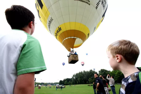 Bild: Ballonwoche in Viersen - mit vielen Ballonen in der Luft