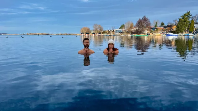 Bild: EISBADEN: DER KÄLTESCHOCK BEKOMMT EINE HYMNE.
