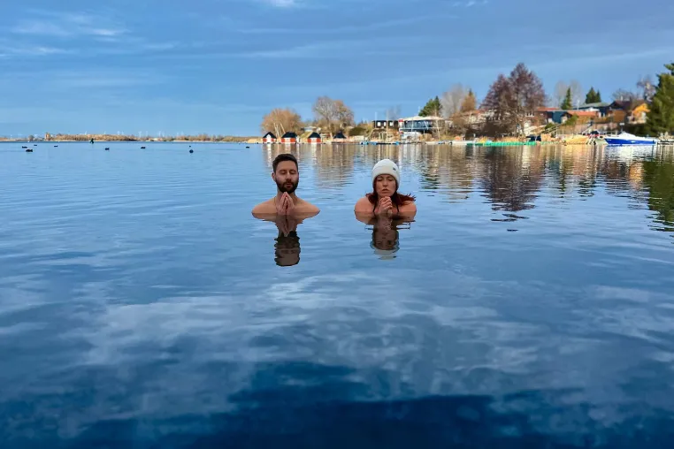 Bild: EISBADEN: DER KÄLTESCHOCK BEKOMMT EINE HYMNE.