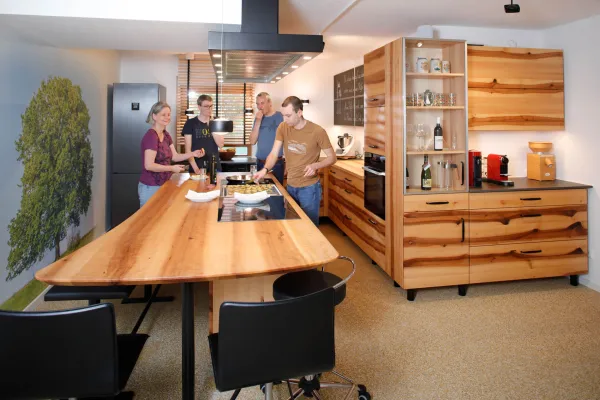 Bild: Freude am Kochen in der Massivholzküche aus fränkischer Elsbeere in Jena 