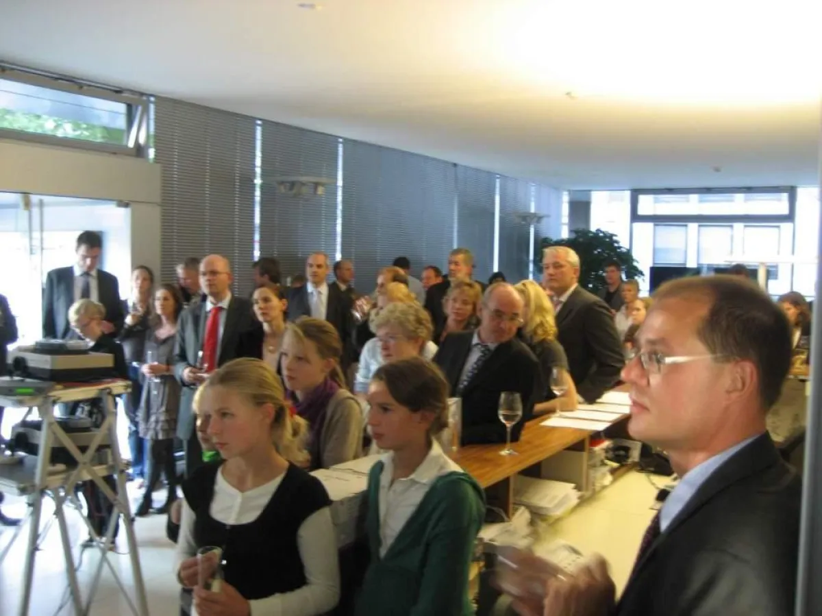 Gespannt lauschen die Gäste den Erzählungen des Eisbärfotografen im DNV Foyer.