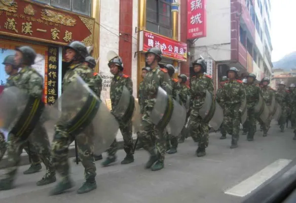 Bild: Gespannte Lage in Kardze in Osttibet - China entsendet paramilitärische Truppen - Hunderte von Festnahmen