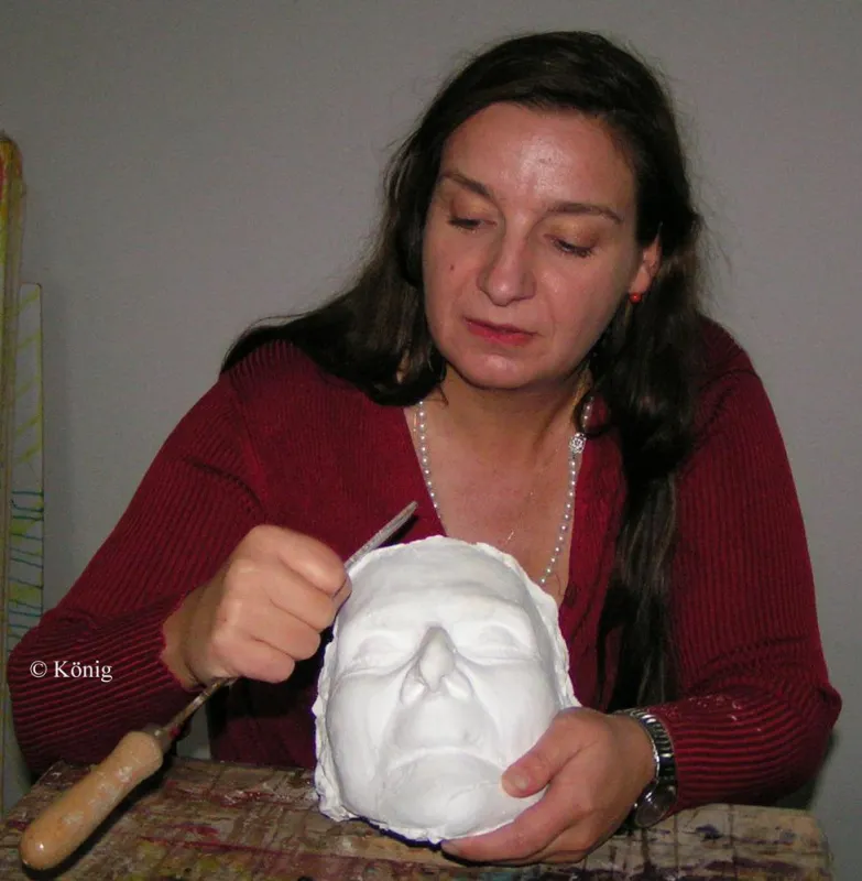 Künstlerische Feinarbeit: Beate Pohlus entfernt an der Totenmaske die Gussnähte. Foto: König