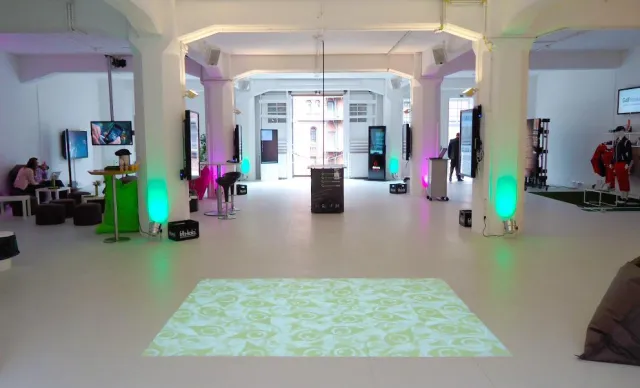 Bild: Erstes Digital Signage Innovation Center in Hamburg eröffnet