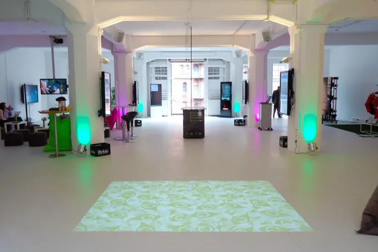 Bild: Erstes Digital Signage Innovation Center in Hamburg eröffnet
