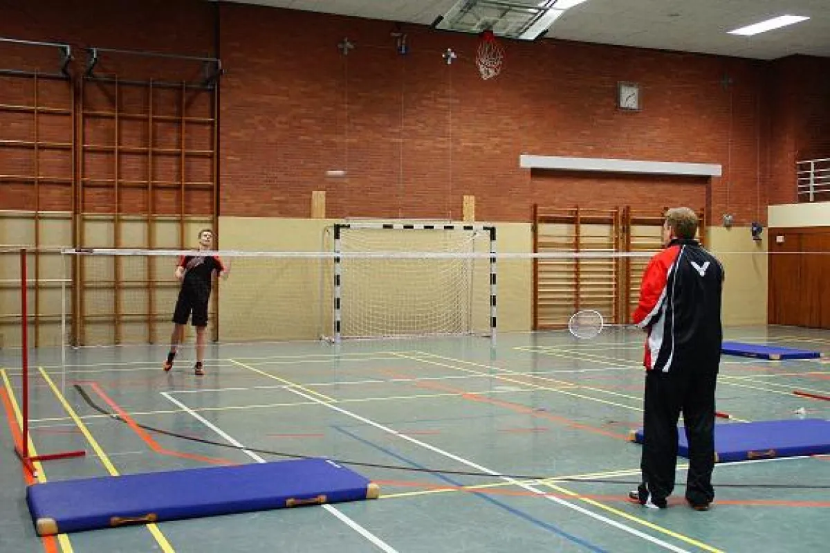 Jan Struwe (Fortuna/im Bild links) bei der Badminton-Sportabzeichen-Prüfung Rechts im Bild: Michael