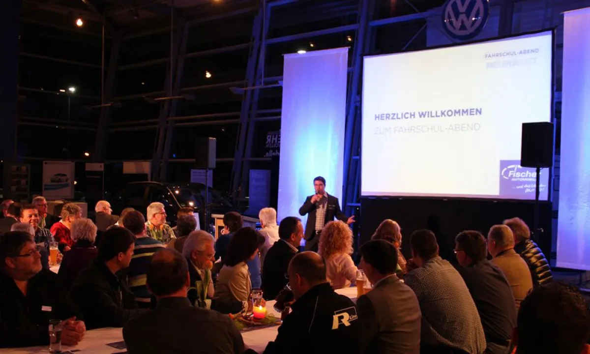 Thomas Fischer, GF von Fischer Automobile, begrüßt die Fahrschul-Gäste.